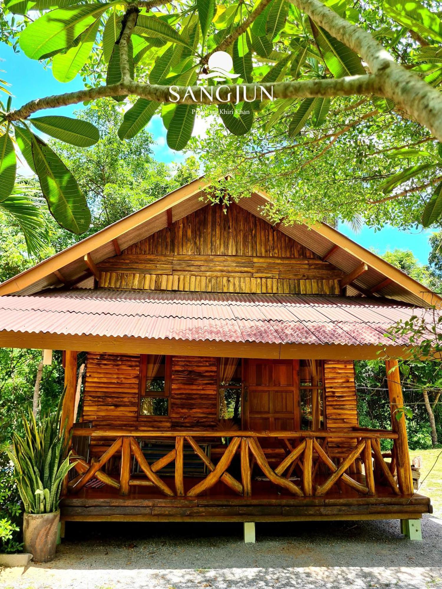 Sangjun On Beach Resort Бангсапхан Экстерьер фото
